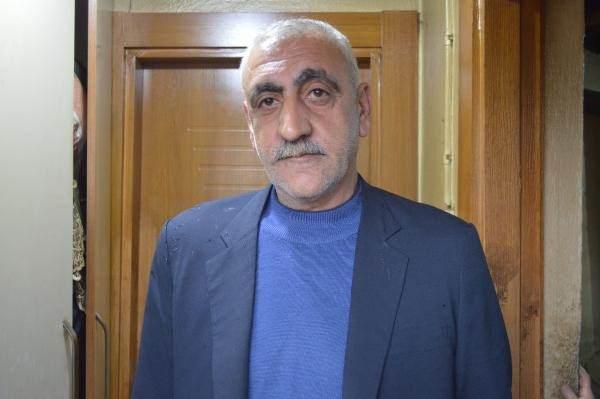 <p>'2007'DEN BERİ MAHALLEDE YAŞIYORLAR'</p>

<p> </p>

<p> Hicret Mahallesi Muhtarı Murat Gülbasan, ailenin 2007 yılından beri mahallede ikamet ettiğini dile getirerek şöyle konuştu: "Daha önce Aksaray Mahallesi'nde bir köprünün altında yattıklarını öğrendim. Oradan getirip burada derme çatma bir ev yaptık kendilerine. O tarihten bu yana bu mahallede oturuyorlar. Mahalle halkı ve hayırseverlerimiz tarafından sürekli yardım edilen bir aile. Oğlu ve kendisi rahatsız. Obezite hastalıkları var, tedavi görmeleri lazım. Eşinden kalan yarım aylık var. Onu almak için bankaya gidiyorlar. Banka gittikleri zaman bakıyorlar ki ölü görünüyorlar. O yüzden aylıklarını da alamıyorlar. Bize haber verdi, biz de bunu Nüfus Müdürlüğü'ne bildirdik. Nüfus Müdürlüğü'nün yapmış olduğu araştırmada Tarsus Nüfus Müdürlüğü’nde ikisinin de ölü göründüğünü öğrendik. Biz de mahalle sakinleri olarak bir avukat tutup yardımcı olduk."</p>

