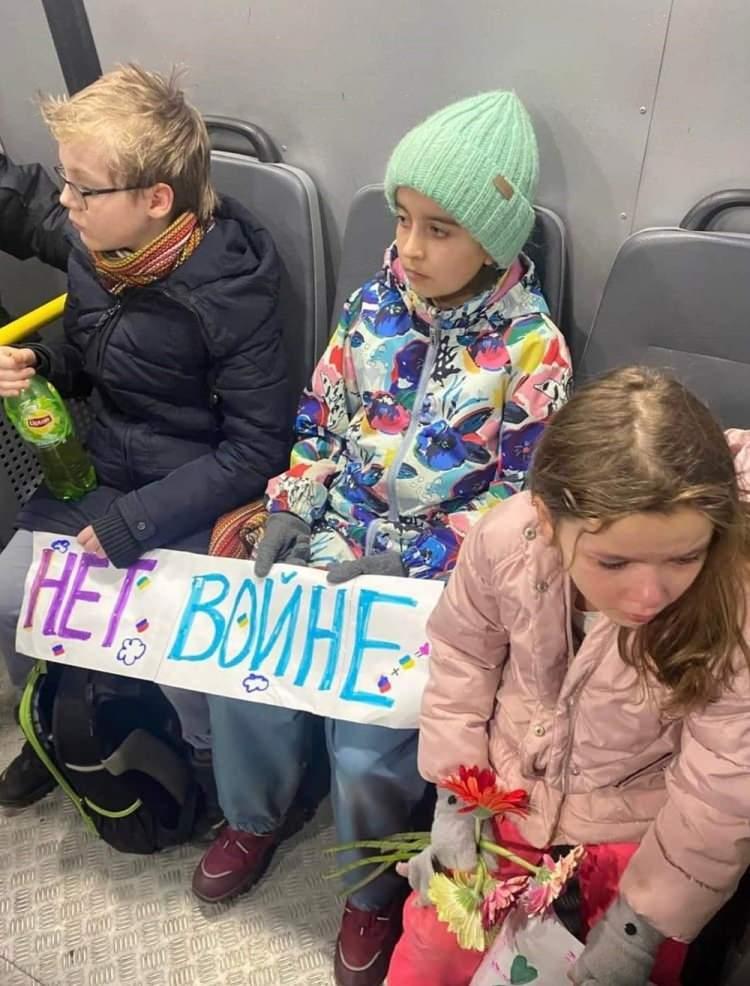 <p>En küçüğü 7, en büyüğü 11 yaşında olan çocuklar "Savaşa hayır" yazılı pankartlar taşıyarak, Büyükelçilik binası önüne çiçek bıraktı. Bu sırada çevrede güvenlik önlemleri alan Rus polis ekipleri, 2 anne ve 5 çocuğu gözaltına alarak ekip araçlarına bindirdi.</p>

<p> </p>
