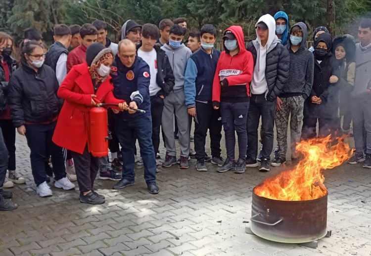 <p>“Devam edecek”<br />
Altınova Belediyesi İtfaiye Amiri Süleyman Çavuşoğlu, kurumlara deprem ve yangın eğitimlerinin belli aralıklarla devam edeceğini söyledi.</p>
