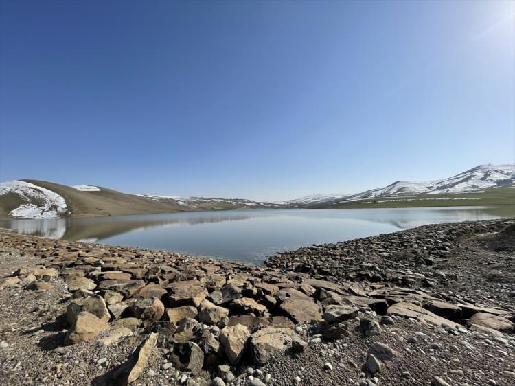<p>Dündar, bu süreçte çiftçilere sulamada tasarruflu olmaları çağrısında bulunarak, "DSİ olarak tüm kapalı sulama sistemlerimizde artık sayaçlı sisteme geçiyoruz. Bölgemizde 2022 yılında bir sıkıntı yaşanmaması için çiftçilerimizle gayretli bir çalışmanın içerisine gireceğiz." diye konuştu.</p>

<p> </p>
