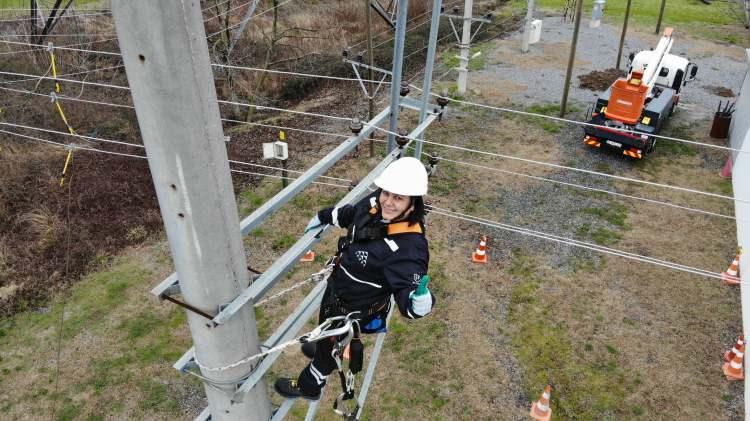 <p>Çocukluğumdan beri elektrikli aletlere aşırı bir ilgim var. Evde ne kadar radyo, televizyon varsa kurcalayıp bozmuşluğum vardır. Tamir etmeye çalıştığım ama geri toparlayamadım, vidasını arttırdığım elektronik aletler vardır.</p>
