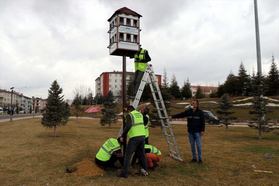 <p><strong>Proje beğeni topladı</strong></p>

<p>Kent sakinlerinden Furkan Enes Gül, belediyenin kuş evi çalışmasını çok başarılı bulduğunu belirterek, "Kuşlar barınma ve yiyecek bulmada sıkıntı yaşıyor. Bu nedenle çalışmayı yerinde buluyorum. Allah razı olsun." ifadelerini kullandı.</p>

