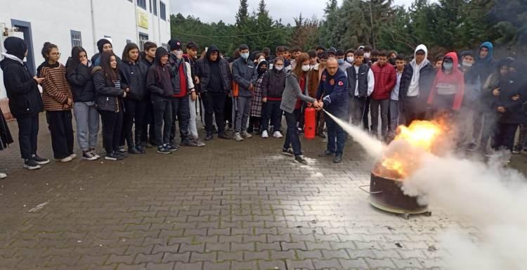 <p>Altınova Belediyesi İtfaiye Amirliği, Deprem Haftası kapsamında Altınova Bülent Özyürük Çok Programlı Anadolu Lisesinde deprem ve yangın tatbikatı yaptı.</p>
