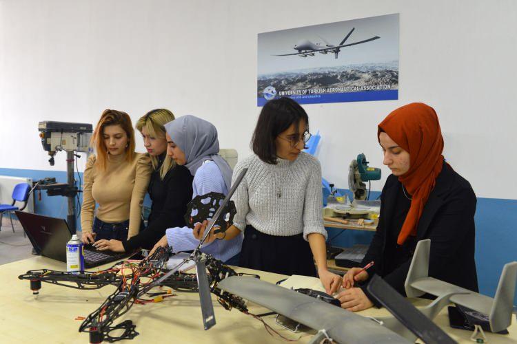 <p>Türk Hava Kurumu (THK) Üniversitesi Mühendislik Fakültesi'nde öğrenim gören 5 kadın mühendis adayı, orman yangınlarının tespiti ve sınır güvenliğinde kullanılabilecek, 6 saat havada kalabilen ve şeffaf yapısı ile uzaktan fark edilemeyen insansız hava aracı (İHA) tasarladı.</p>
