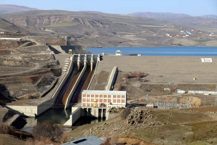 <p>Bölgedeki bazı barajların 1 Ekim 2021 ile 22 Şubat 2022 tarihleri arasındaki verilerini paylaşan Aslan, "Su sarfiyatının azalması ve yağışlarla, inşa ettiğimiz 16 barajımızdaki toplam su miktarı şu ana kadar yaklaşık 226 milyon metreküp arttı. </p>
