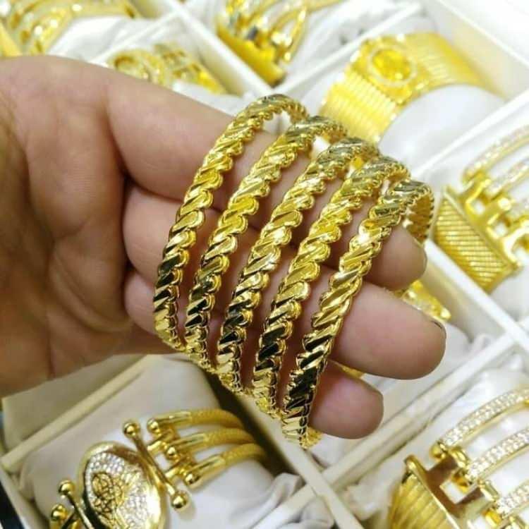 <p>Vatandaş finansal sisteme aktardığı altın tasarrufunu tercih ettiği şekilde değerlendirip fiziki olarak çekmek istediğinde banka veya kuyumcu üzerinden rahatlıkla çekebilecek. Bileziğini kuyumcuya götüren vatandaş karşılığını çeyrek ya da gram altın olarak alabilecek.</p>
