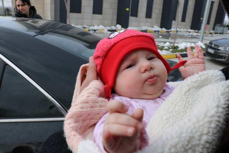 <p>Belki de babalarını bir daha hiç göremeyeceklerini bile bile ülkelerinden ayrılmak zorunda kalan savaşın masum çocuklarının yaşadıkları ve hissettikleri ise yürek burkuyor. Gözlerindeki korku, savaşın çocuklara yaptığı kötülüğü gözler önüne seriyor.</p>
