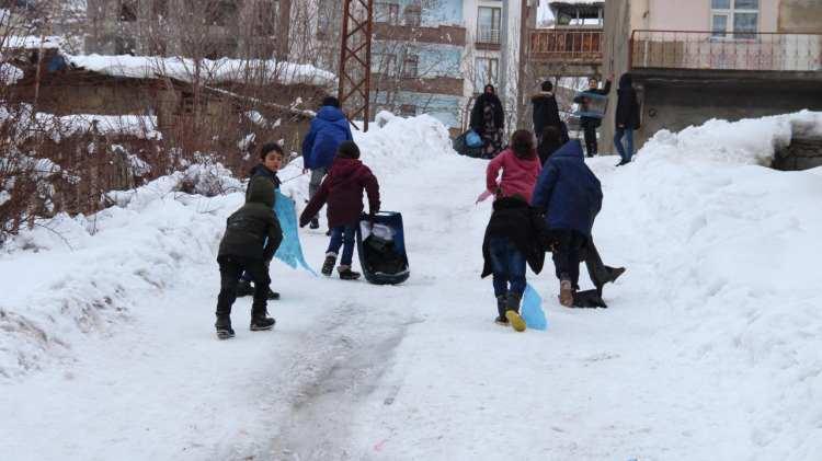 <p>Erzurum<br />
<br />
Çarşamba: Kar yağışlı<br />
Perşembe: Kar yağışlı<br />
Cuma: Kar yağışlı<br />
Cumartesi: Kar yağışlı</p>
