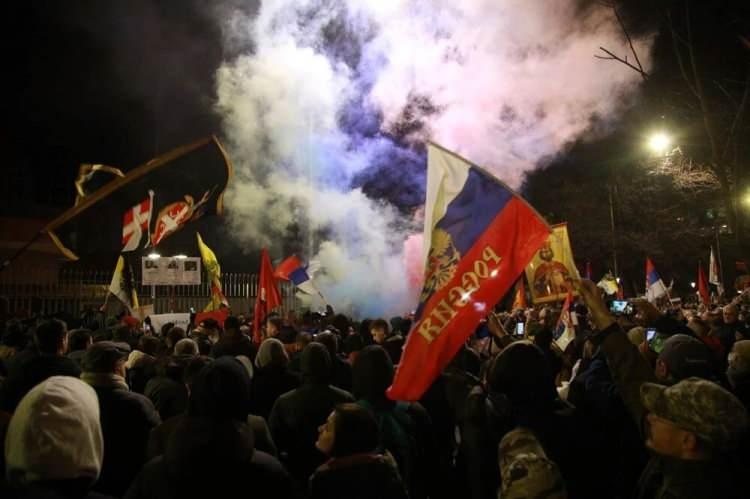 <p>Rusya Devlet Başkanı Vladimir Putin'in, dünyanın "en cesur ve güçlü" devlet adamı olduğuna dair sloganların atıldığı gösteride, Sırbistan Cumhurbaşkanı Aleksandar Vucic aleyhinde "Vatan haini, Sırbistan’ı sattın" ifadesine de yer verildi.</p>
<p> </p>