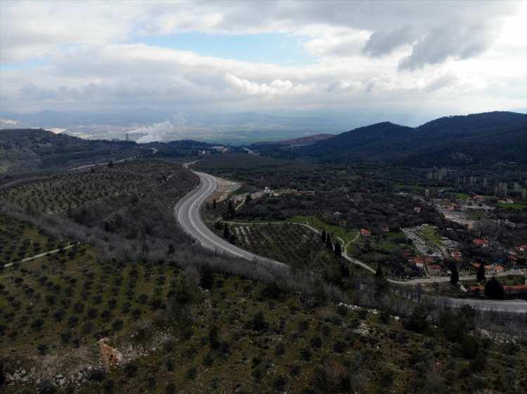 <p>Tiryaki, 2 bin kişiye istihdam yaratan santralin, Yatağan ilçesinde 10 bin kişinin geçimine katkıda bulunduğunu belirterek, faaliyetlerinin odağında, öncelikle bölgeye olan sorumluluklarının yer aldığını, bulunduğu ekosistemin 40 yıla yakın zamandır bir parçası olan tesisle erişebildikleri her noktada topluma destek olmayı sürdürdüklerini anlattı.</p>
