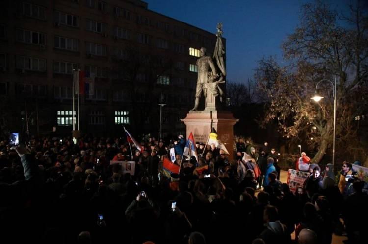 <p>Vucic, Ukrayna halkına tüm insani yardımları sağlayacaklarını belirterek, "Ukrayna'daki Sırp vatandaşlarını korumak için gereken önlemleri alacağız. Doğu Avrupa'daki çatışmalara katılacak herkese yaptırım uygulayacağız." değerlendirmesinde bulunmuştu.</p>
<p> </p>