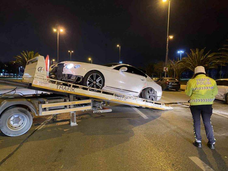 <p>Kaza yapan lüks otomobili çekmek için cadde bir süre trafiğe kapatıldı. Otomobillerin çekici ile olay yerinden götürülmesi sonrası temizlenen yol tekrar trafiğe açıldı.</p>
