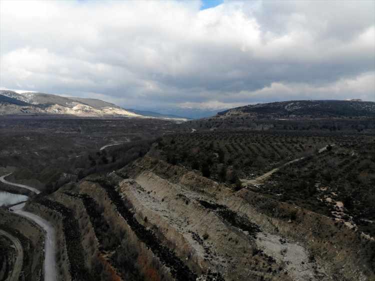 <p>"Biz hem yeraltı kaynaklarımızı değerlendirip hem de çevreye olan duyarlılığımız ile iki işi birden yapmanın mutluluğunu yaşıyoruz. Kuruluşundan bu yana ağaçlandırma çalışmalarımızı yürütüyoruz. 1,5 milyonun üzerinde akasya, kara servi, fıstık çamı, zeytin fidanını toprakla buluşturduk. 1992 yılından bu yana 165 hektar alanda, 42 bin zeytin ağacını dikerek ekosisteme kazandırdık. Maden sahalarımızdaki linyiti alıp elektriğe dönüştürme sürecimiz uzun, zorlu ama milli kaynaklarımızı kullandığımız için de bizim açımızdan keyifli bir süreç.</p>