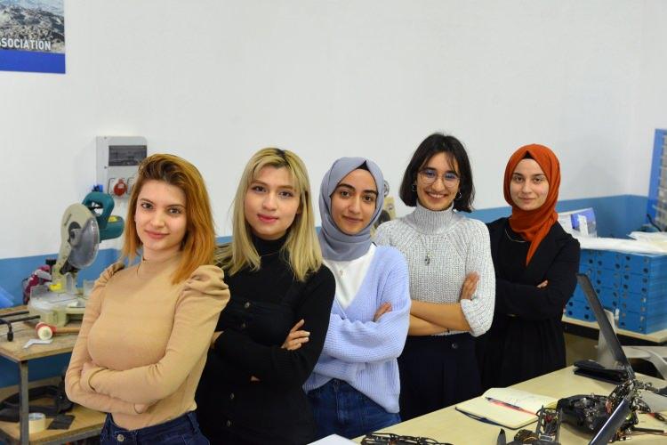 <p>Pilin dışında içi helyum gazıyla dolu balonla desteklenen İHA, en fazla 55 dakika havada kalabilen standart İHA'ların aksine 6 saat uçabiliyor. İHA, açık hedef olmasının önüne geçilmesi için de PVC (polivinil klorür) maddesiyle görünmez hale getirilerek, yapısı şeffaf olarak tasarlandı.</p>
<p> </p>