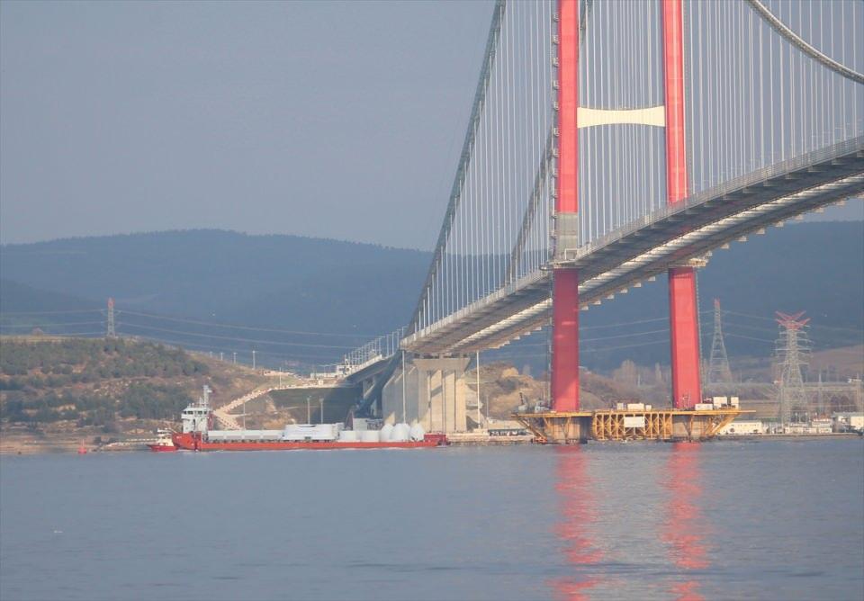 <p>1915 Çanakkale Köprüsü inşallah bu topraklara, bu milletin geleceğine büyük bir armağan olsun. 1915 Çanakkale Köprüsü, Çanakkale Boğazı'nın gerdanlığı haline gelecek ve çok yakışacak" diye konuştu.</p>
