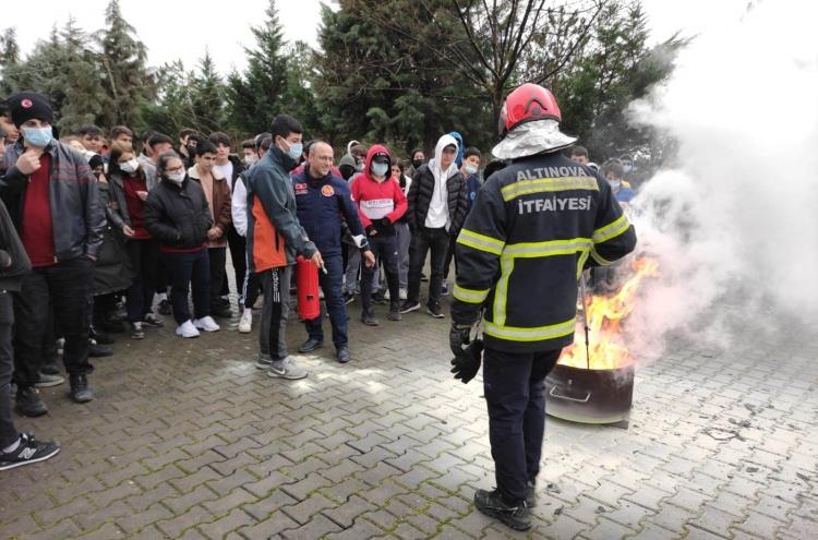 <p>BAKAN SOYLU DUYURMUŞTU</p>
<p>İçişleri Bakanı Soylu, bugün tüm Türkiye'de okullarda tatbikat yapılacağını duyurmuştu. Türkiye'nin afet bölgesi olduğunu hatırlatan Soylu, 2022'nin tatbikat yılı ilan edildiğini söylemişti.</p>
