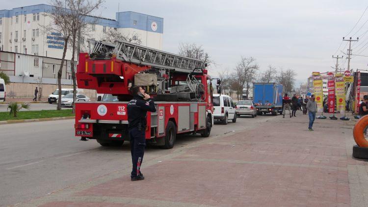 <p>Olay yerine kısa süre içerisinde gelen polis ekipleri, şahsı indirmek için telefon ile iletişim kurdu.</p>
