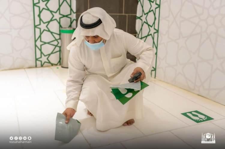 <p>Suudi Arabistan İçişleri Bakanlığı tarafından yapılan açıklamada, Mescid-i Haram’da sosyal mesafe kuralının kaldırıldığı ancak ibadet edenlerin kapalı alanlarda maske takmasının zorunlu olduğu bildirildi.</p>