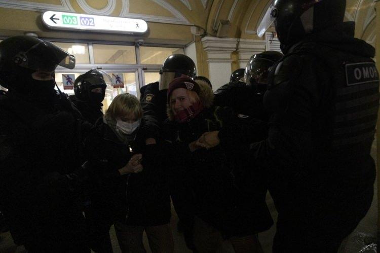 <p>Gösterilerin izinsiz olduğu uyarısında bulunan polis, gruptakilere sert müdahalede bulundu. Gösterilerde 260'tan fazla kişinin gözaltına alındığı belirtildi.</p>