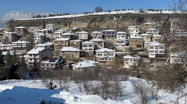 <p>Eskişehir<br />
<br />
Çarşamba: Kar yağışlı<br />
Perşembe: Kar yağışlı<br />
Cumartesi: Kar yağışlı</p>