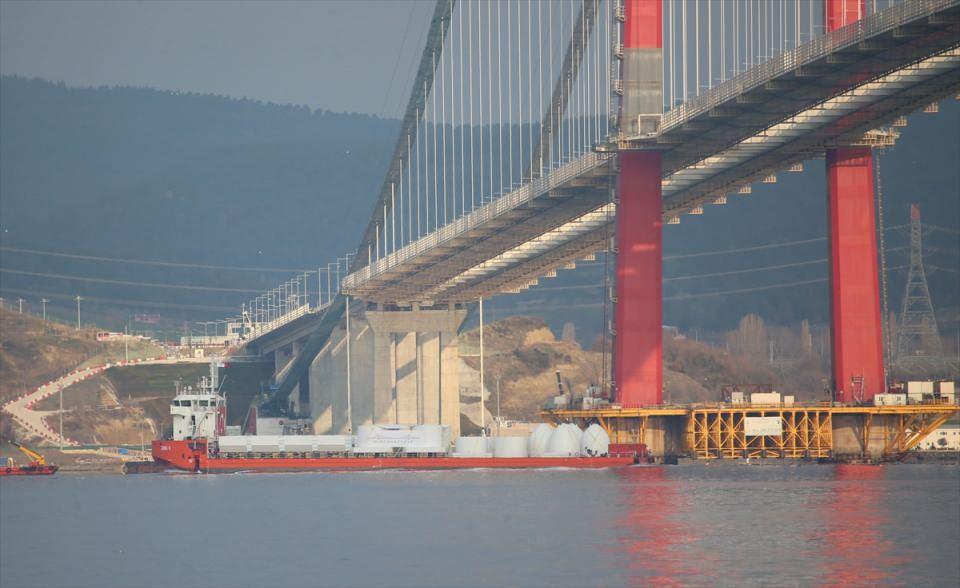 <p>Dünyanın en büyük orta açıklığı unvanına sahip 1915 Çanakkale Köprüsü'nün kulelerinde yer alacak, her biri 75 ton ağırlığındaki 4 top mermisi figürü gemiyle Bursa'dan gönderildi.</p>
<p></p>