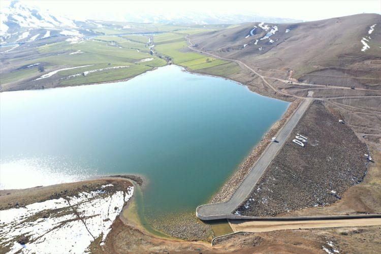 <p>Küresel ısınmaya bağlı son yıllarda buharlaşmanın artması ve özellikle geçen yıl yaşanan kuraklık barajlardaki su seviyelerini de düşürdü.</p>
<p> </p>