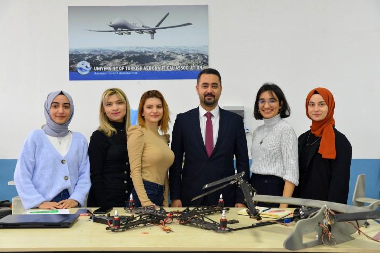 <p><strong>'İNSANSIZ HAVA ARACI SEKTÖRÜNE KATKIDA BULUNMAK İSTİYORUZ'</strong></p>
<p>Türk Hava Kurumu Üniversitesi İnsansız Otonomi Sistem Mühendisliği Ana Bilim Dalı Başkanı Öğretim Üyesi Dr. Mesut Latıfınavıd, Teknofest'e katılacakları 7 projeden olan hibrit-İHA sistemi ile aynı zamanda insansız hava aracı sektörüne katkıda bulunmak istediklerini söyledi.</p>