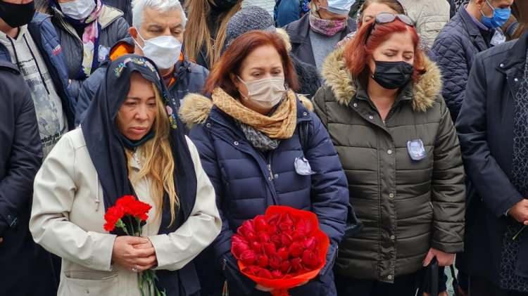<p>Bodrum’un Eskiçeşme Mahallesi’nde yaşayan ve Akrep Nalan ismiyle tanınan ünlü sanatçı 67 yaşındaki Füsun Nalan Açın, evinde yaşamını yitirmişti. Solunum sıkıntısı nedeniyle hayatını kaybettiği ifade edilen ünlü sanatçı için Bodrum merkezdeki Adliye Camii'nde cenaze töreni düzenlendi.</p>
