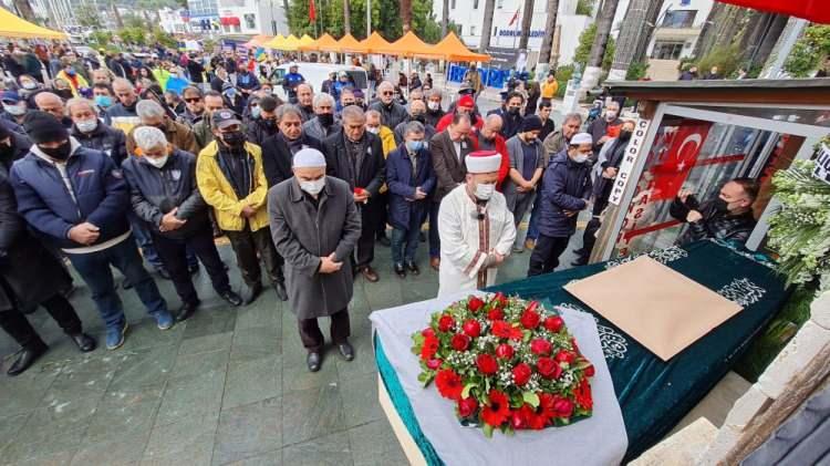 <p>Törende bir konuşma yapan Belediye Başkan Yardımcısı Ummahan Yurt, “Nalan ablamız Bodrum’a çok büyük bir sevgiyle bağlıydı. Bugün onu çok büyük bir sevgiyle uğurlayacağız ve burada bütünleşecek. O büyük bir sanatçıydı. Sanatçı kişiliğinin yanında çok güzel bir insandı, çok güzel yürekli bir insandı.” dedi.</p>
