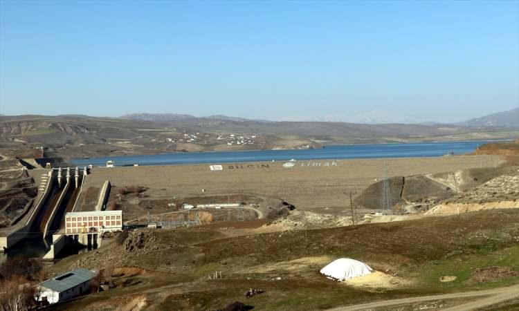 <p>Aslan, bu süreçte kendilerine düşen sorumluluğun küresel ısınmadan kaynaklanabilecek etkileri minimize etmek için önlemler almak olduğunu anlatarak, en büyük gayretlerinin daha çok su depolama tesisi yapmak olduğunu bildirdi.</p>

<p> </p>
