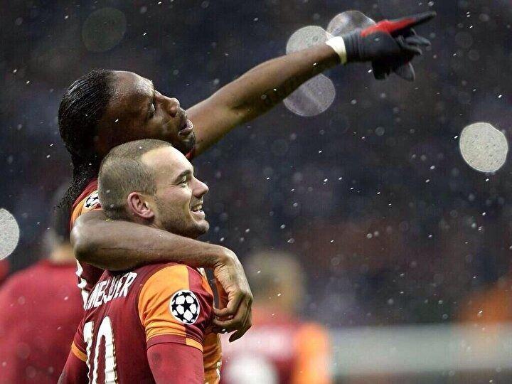 <p>Sinir bozucu olduğunu kabul ediyorum (gülüyor). Sneijder bir dahiydi."</p>
