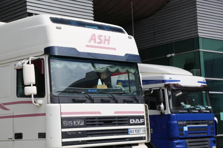 <p>Sarp Sınır Kapısı yönetimi de Ukraynalı tır sürücülerine kolaylık sağlayarak geçişlerin hızlanması noktasında yardımcı oluyor.</p>
