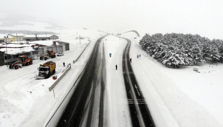 <p>Meteoroloji 34 il için sarı ve turuncu kodlu uyarı verdi Öte yandan, kuvvetli sağanak ve fırtına beklenen, Adana, Antalya, Hatay, Kahramanmaraş ve Osmaniye için 'turuncu' kodlu uyarı yayınlandı.</p>
