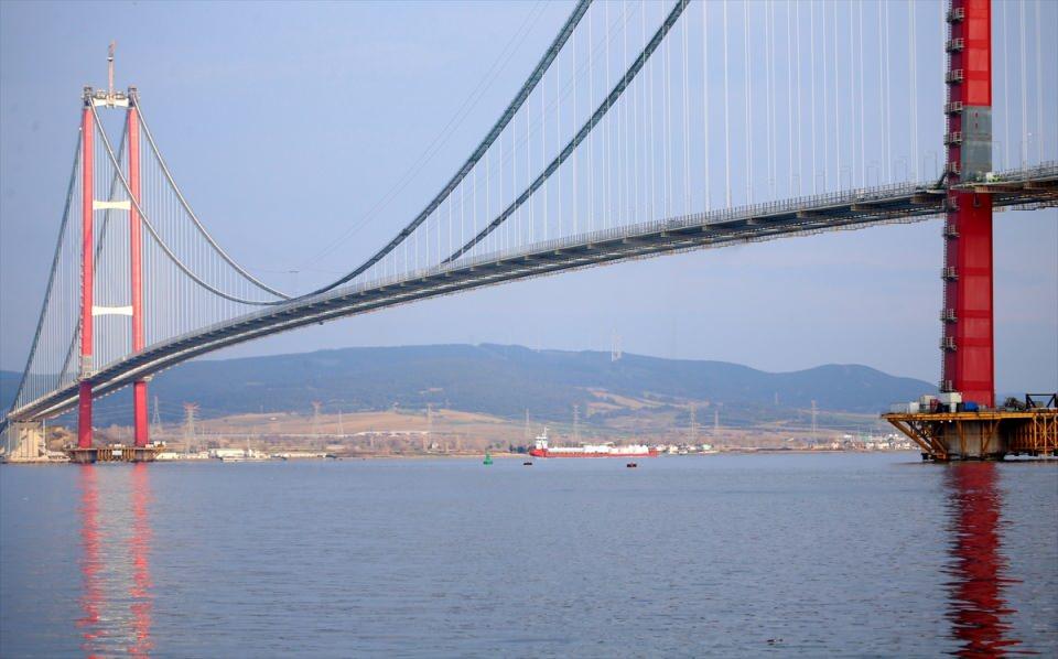 <p><strong>'ÇANAKKALE BOĞAZI'NIN GERGANLIĞI OLACAK'</strong><br />
<br />
1915 Çanakkale Köprüsü'nün açılışına Cumhurbaşkanı Recep Tayyip Erdoğan'ın da katılacağını hatırlatan Kaşdemir, "18 Mart günü önce Çanakkale Deniz Zaferimizi kutlayacağız. </p>
