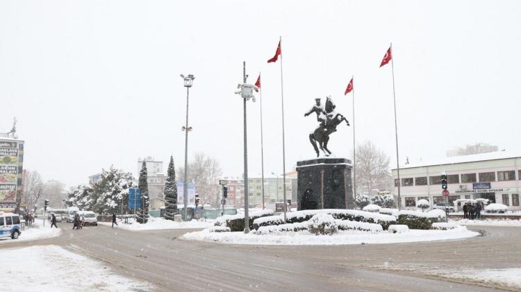 <p>Kırşehir<br />
<br />
Çarşamba: Karla karışık yağmur<br />
Perşembe: Kar yağışlı</p>
