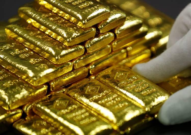<p>Sabah'ın haberine göre, Vatandaş fiziki altınını teslim ettiğinde isterse bankadaki altın hesaplarına isterse teslim ettiği altının TL karşılığının TL cinsi hesaplarına aktarımı talep edebilecek. Aktarım, anlaşmaya göre kuyumcu veya rafineri tarafından anlık yapılacak. Vatandaş hesabına aktarım yapıldığına ilişkin bilgilendirme sistem tarafından gerçekleştirebilecek. Böylece vatandaş kuyumcuda işlemini bitirmiş, fiziki altınını teslim etmiş ve bankaya altın ya da TL olarak aktarmış olacak.</p>