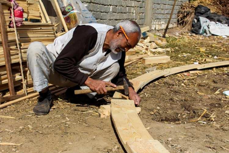 <p><strong>Su çarklarının araziye taşınması</strong></p>

<p>Birkaç hafta süren yapım aşamasının ardından ağırlığı bazen 1 tona ulaşan su çarklarını araziye yerleştirmek için traktör ve iş makinaları kullanılıyor.</p>
