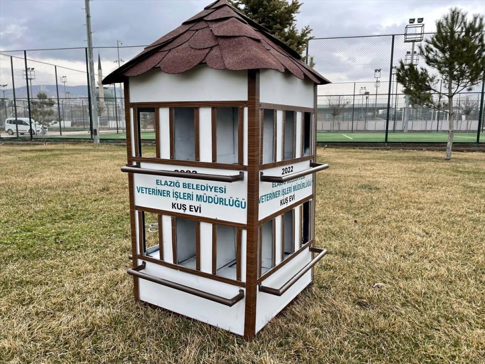 <p>Elazığ Belediyesi, kente yerleştirdiği "dubleks yuvalar"la kuşlara rahat yaşam alanı sunuyor.</p>
<p>Veteriner İşleri Müdürlüğü ekipleri, kuşlara kış aylarında soğuktan, yazın da sıcaktan koruyan yaşanabilir ortam sağlamak için yuva çalışması başlattı.</p>
<p> </p>
