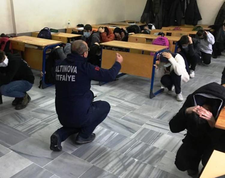 <p> <strong>Yalova</strong>'nın Altınova Belediyesi İtfaiye Amirliği, Deprem Haftası kapsamında Altınova Bülent Özyürük Çok Programlı Anadolu Lisesinde deprem ve yangın tatbikatı yaptı.</p>
