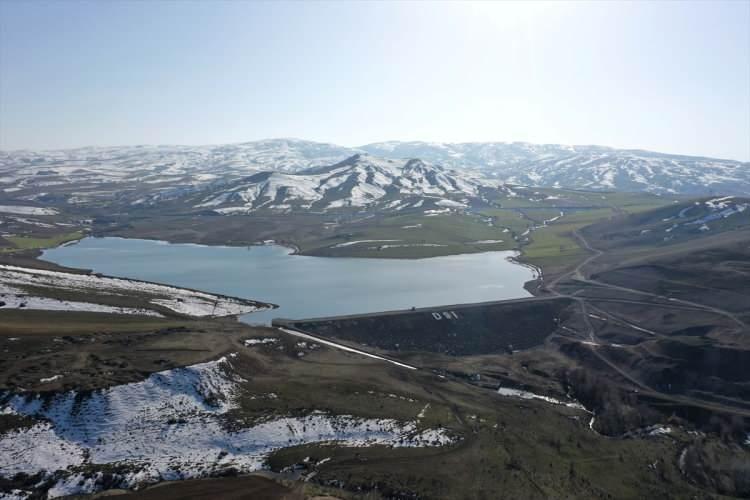 <p>Doğu ve Güneydoğu Anadolu bölgelerinde son dönemde etkili olan yağışlar, küresel ısınmaya bağlı kuraklık nedeniyle su seviyesinde büyük düşüşün yaşandığı baraj ve göletlerin dolması için umut oldu.</p>
<p> </p>