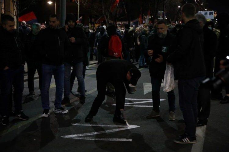 <p>Belgrad'da bir araya gelen aşırı sağcı "Halkın Devriyeleri" adlı grubun destekçileri, Rusya'ya destek sloganları attı.</p>
