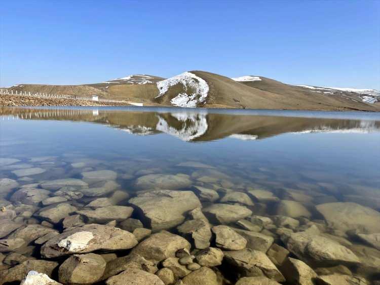 <p>Tunceli'de ise uzun yılların ortalamasına göre yüzde 22 gibi bir artış olmuş. Hem de geçen yıla göre yüzde 45 yağış fazlalığından bahsedebiliyoruz. Bahar döneminde karların eriyip akışa geçmesiyle depolama tesislerimize de katkısının olacağı açık.</p>
