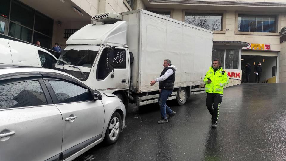 <p>Hafif ticari aracın içinde sıkışan sürücü Sinan Kayacan, çevredekiler tarafından kurtarıldı. Yaralı, ambulansla hastaneye kaldırıldı. Kaza yapan şoför ifade vermek üzere polis merkezine götürüldü.</p>

<p> </p>

<p> </p>
