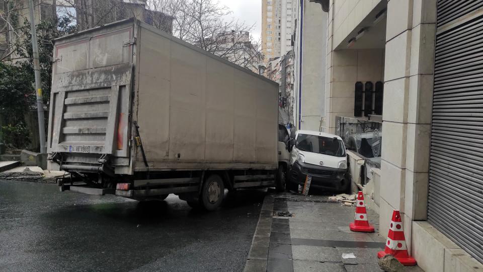 <p><strong>"DONDUM KALDIM"</strong></p>

<p>Kamyonetin önünden son anda kaçan Umut Nevzat Atasever, "Biz caddeden yürüyorduk. Yoldan aşağıya inerken önce bir ses geldi. Ben araç bir yerde sürttü zannettim. </p>
