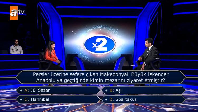 <p><span style="color:#800080"><strong>Seyirciye sorma joker hakkı ve çift cevap joker hakkı bulunan yarışmacı, tarih bilgisini gözden geçirerek bir süre cevabın ne olabileceğini düşündü. </strong></span></p>
