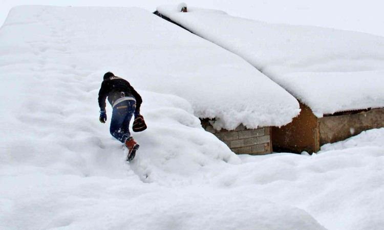 <p>Sağanak yağış ve kar yağması bekleniyor Marmara'nın batısı ve Kıyı Ege'nin kuzey kesimleri hariç yurt genelinin yağışlı geçeceği tahmin ediliyor.</p>
