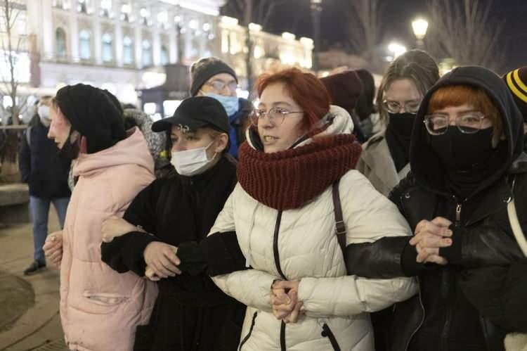 <p>Başkent Moskova ve St.Petersburg kentinde, Rusya'nın Ukrayna'ya saldırısına karşı düzenlenen izinsiz protesto gösterilerine yüzlerce kişi katıldı.</p>
<p> </p>