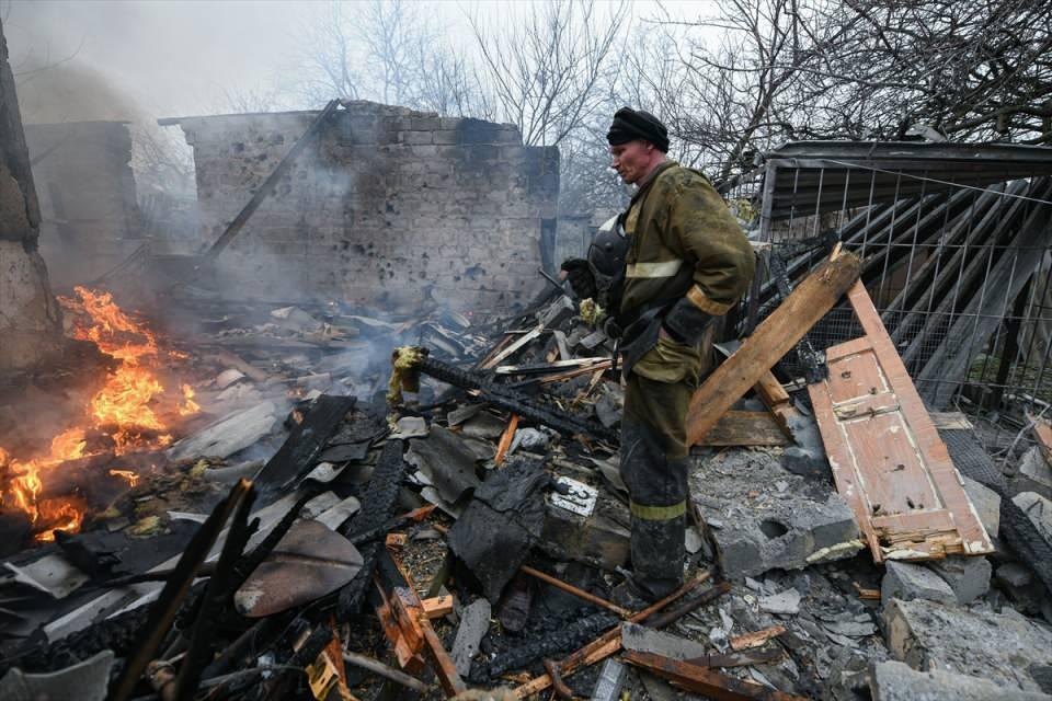 <p>Ukrayna - Rusya savaşında 6'ncı günde de kan dökülmeye devam ediyor. Rusya'nın Ukrayna'ya saldırılarının ardından ülkenin değişik yerlerindeki çatışmalarda siviller zarar görüyor. </p>

