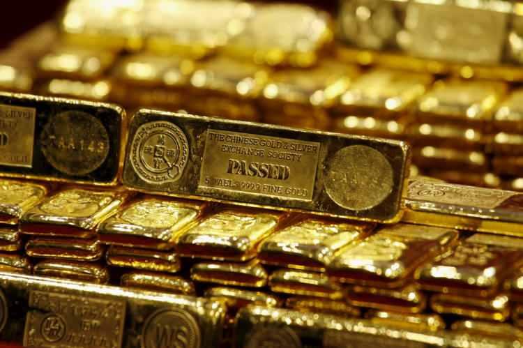<p>Sisteme giren altın kuyumcu tarafından rafineriye teslim edilirken, rafineri de rafinajı yapılmış altını bankaya teslim edecek. Fiziki altın karşılık olarak bankada tutulacak. Vatandaş finansal sisteme aktardığı altın tasarrufunu tercih ettiği şekilde değerlendirip fiziki olarak çekmek istediğinde banka veya kuyumcu üzerinden rahatlıkla çekebilecek. Bileziğini kuyumcuya götüren vatandaş karşılığını çeyrek ya da gram altın olarak alabilecek.</p>
