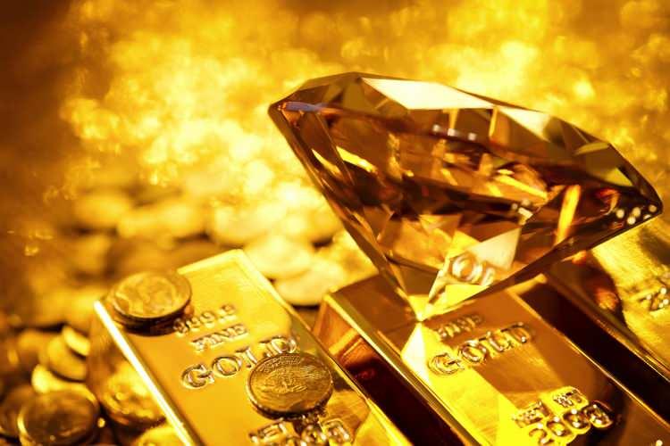 <p>Altın fiyatlarının yükseldiği bir başka dönüm noktası, ABD’ye 11 Eylül 2001’deki terörist saldırılar oldu. Bunu takiben, ABD 2003 yılında Irak'ı işgal ederek altın fiyatlarının tekrar yükselmesine neden oldu. Sarı metal, ancak savaşın kısa ve başarılı olacağına dair bir güvence duygusundan sonra savaş öncesi değerine geri döndü. 2014 Yılında, Rusya Kırım'ı ilhak ettiğinde, fiyat ilhak gerçekleştikten sonra fiyatlarda düşüş yaşandı.</p>
